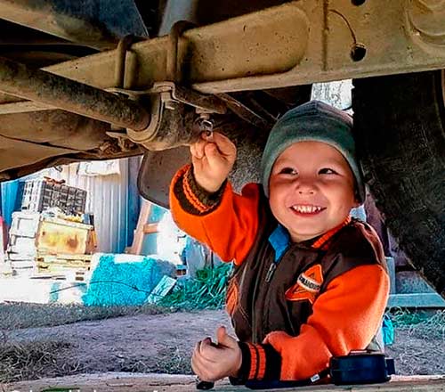 Мальчик ремонтирует ходовую часть. Источник фото: пресс-служба УАЗ