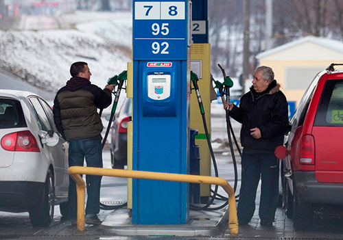 Правительство обещает держать цены на топливо в рамках инфляции