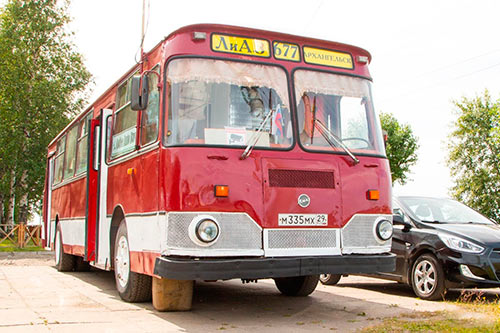 staryj-avtobus-liaz-677-prevratili-v-kafe-na-naberezhnoj-2