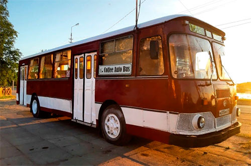 staryj-avtobus-liaz-677-prevratili-v-kafe-na-naberezhnoj