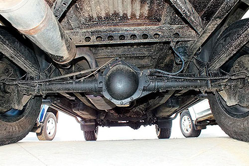 Задняя подвеска УАЗа на рессорах проста в ремонте и обслуживании