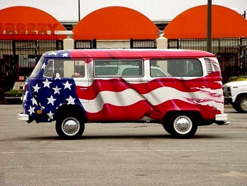 Микроавтобус с национальным флагом США