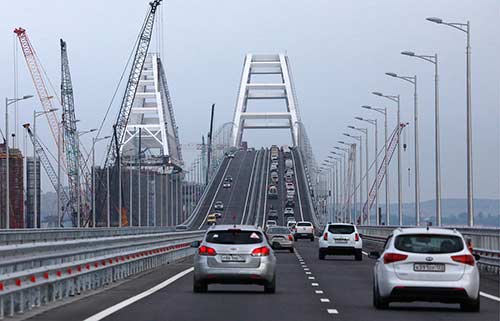 Крымский мост во время массовых отпусков