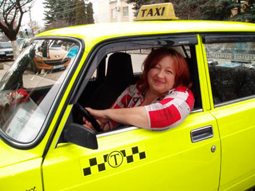 Таксистка со стажем, опыт вождения более 20 лет