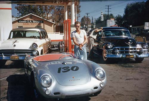 Джеймс Байрон Дин-известный американский актер 50-х годов, разбившийся в аварии.